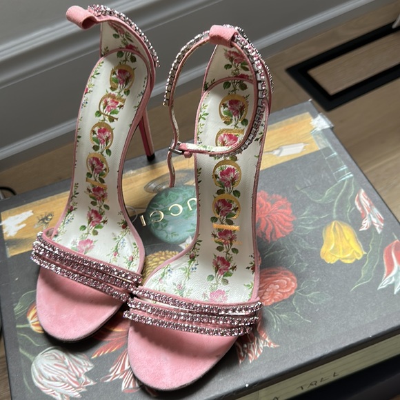 GUCCI PINK LLSE CRYSTAL EMBELLISHED SUEDE STRAP PEONY SANDALS - Picture 3 of 5